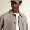 Grå denimjacka för herr med nitar