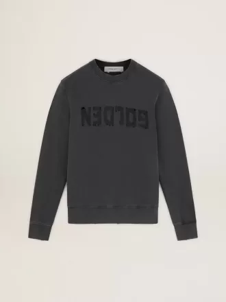 Grå herr-sweatshirt med logo och slitna detaljer