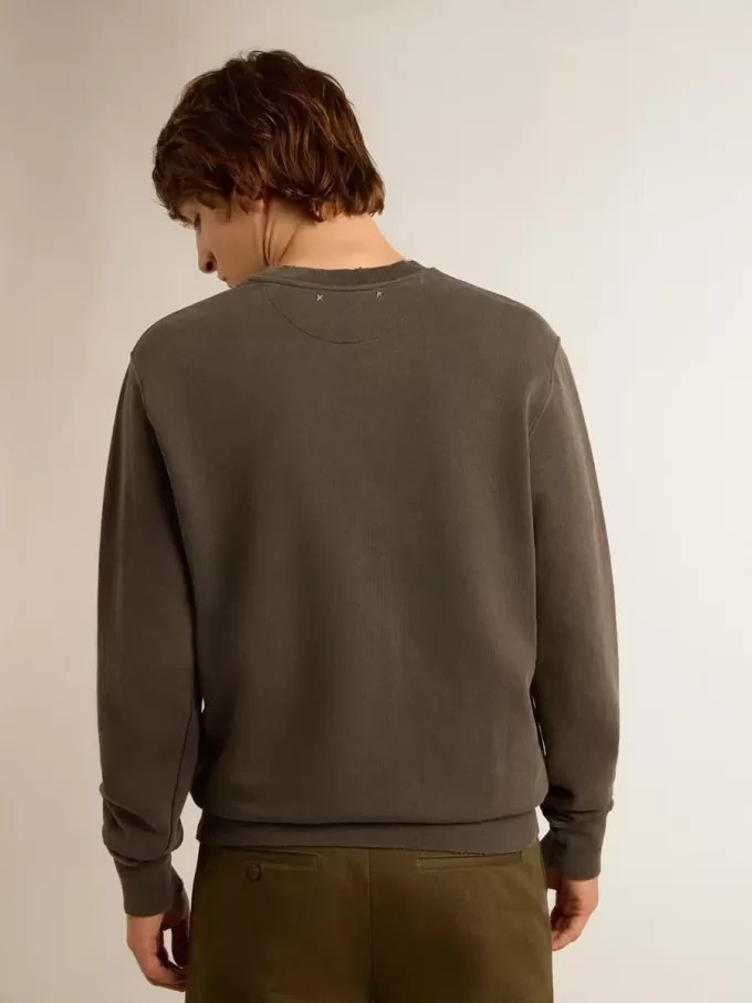 Grå herr-sweatshirt med logo och slitna detaljer