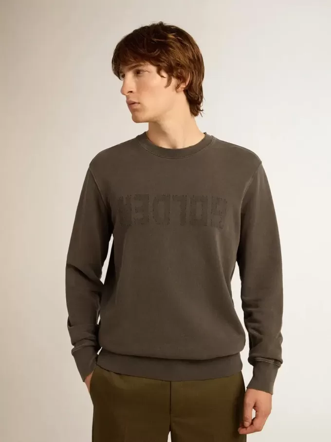 Grå herr-sweatshirt med logo och slitna detaljer