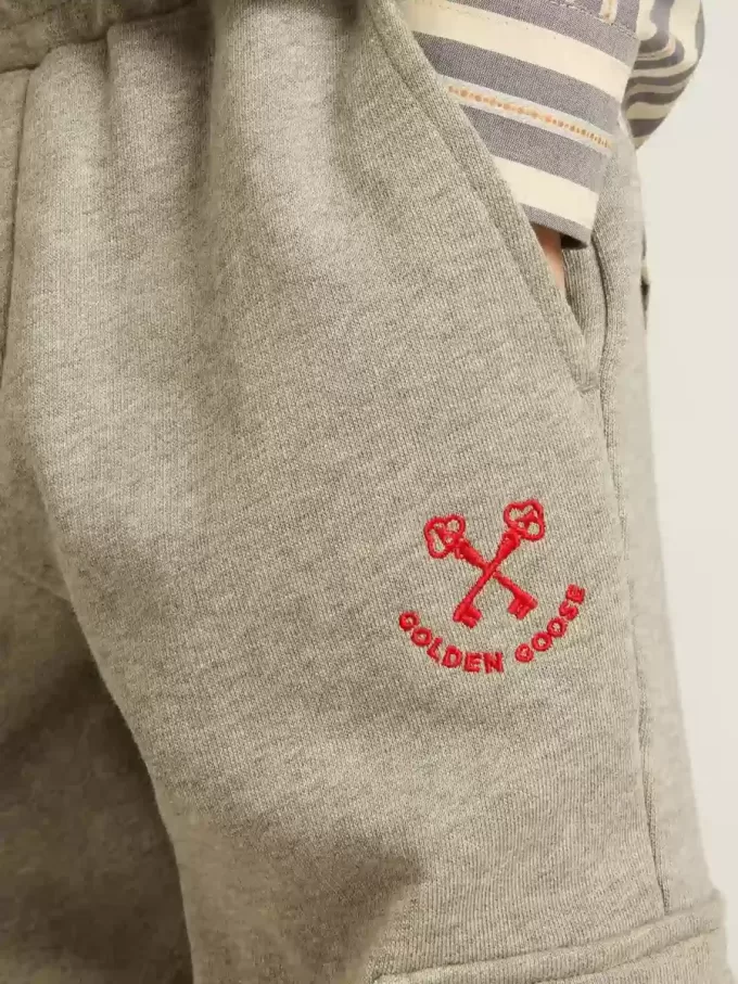 Grå melerade bomullsjoggingbyxor med broderi Grå melerade bomullsjoggingbyxor med broderi