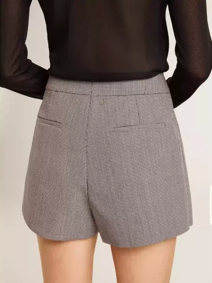 Grå minishorts för dam i hundtandsmönstrad ull Grå minishorts för dam i hundtandsmönstrad ull