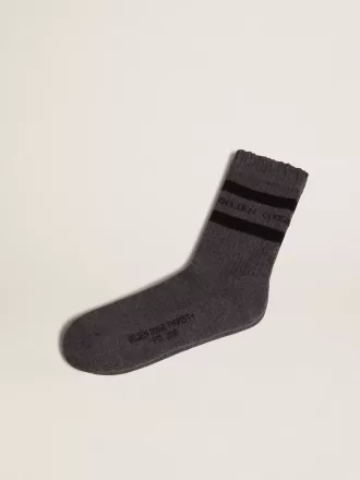 Grå strumpor med slitna detaljer och svarta ränder