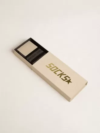 Grå strumpor med slitna detaljer och svarta ränder