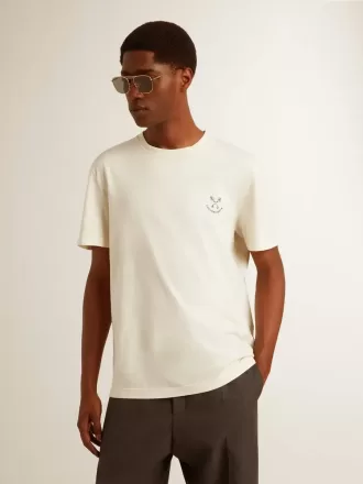 Herr-T-shirt i bomull i åldrat vitt med tryck på hjärtat