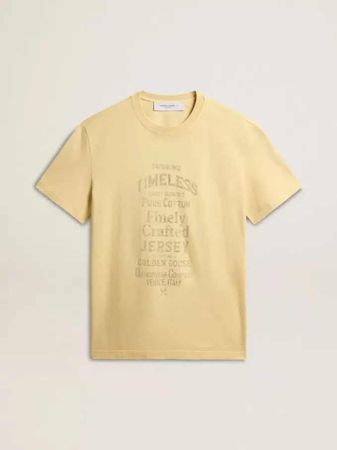 Herr-T-shirt i bomull i ljusgult med blekta bokstäver