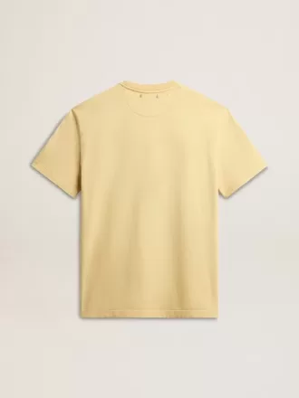 Herr-T-shirt i bomull i ljusgult med blekta bokstäver