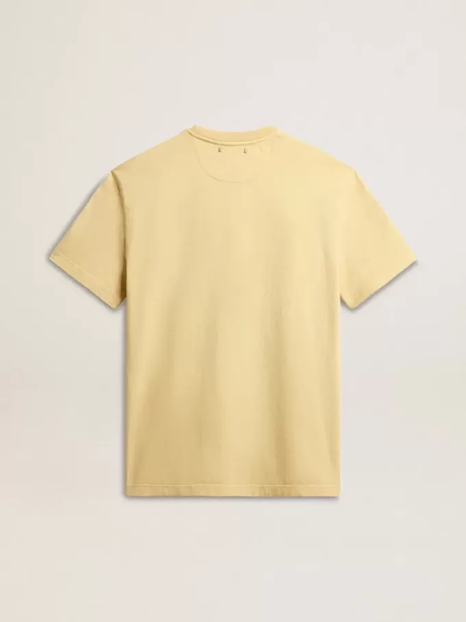 Herr-T-shirt i bomull i ljusgult med blekta bokstäver