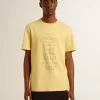 Herr-T-shirt i bomull i ljusgult med blekta bokstäver