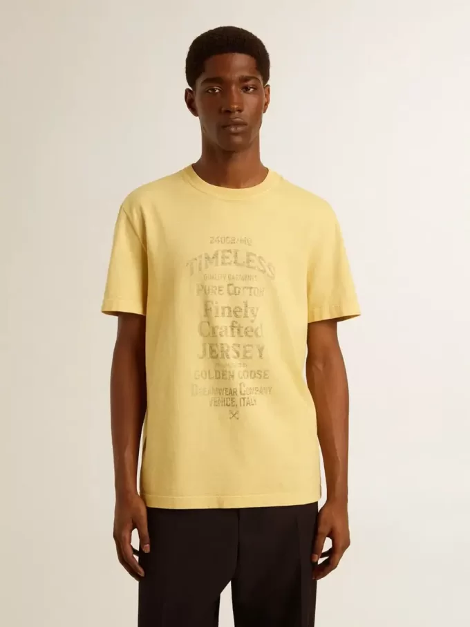 Herr-T-shirt i bomull i ljusgult med blekta bokstäver