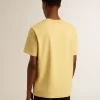 Herr-T-shirt i bomull i ljusgult med blekta bokstäver