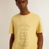 Herr-T-shirt i bomull i ljusgult med blekta bokstäver