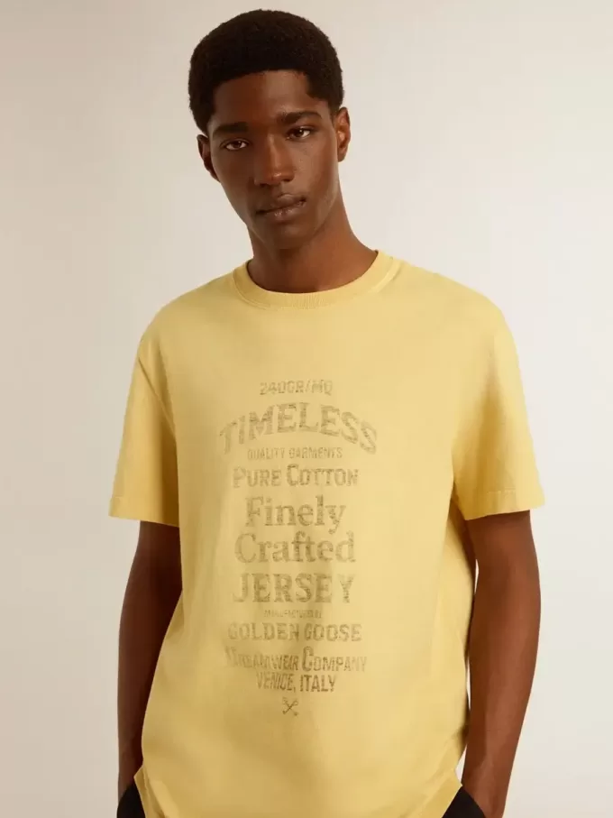 Herr-T-shirt i bomull i ljusgult med blekta bokstäver
