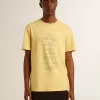 Herr-T-shirt i bomull i ljusgult med blekta bokstäver
