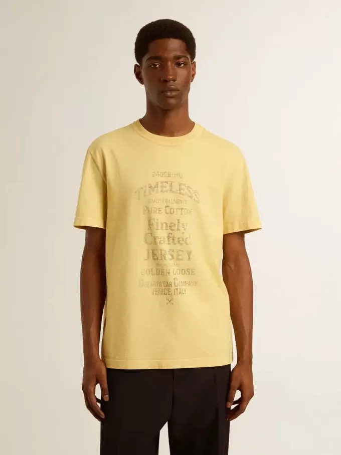 Herr-T-shirt i bomull i ljusgult med blekta bokstäver