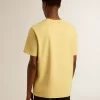 Herr-T-shirt i bomull i ljusgult med blekta bokstäver