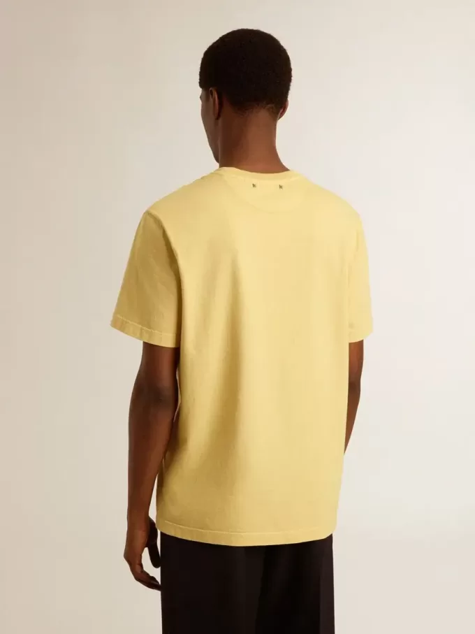 Herr-T-shirt i bomull i ljusgult med blekta bokstäver