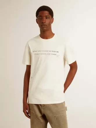 Herr-T-shirt i åldrad vit bomull med tryck och broderi
