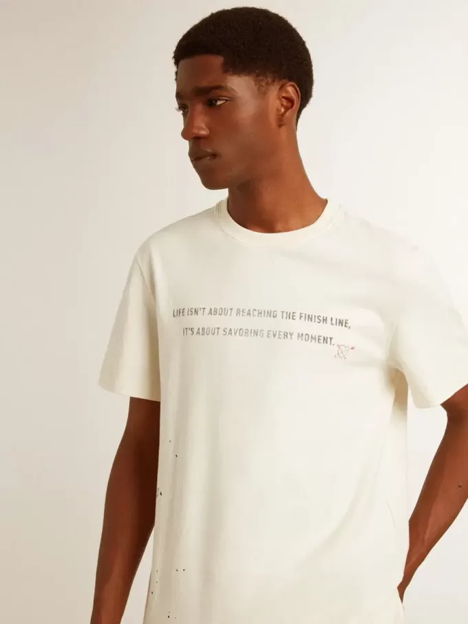 Herr-T-shirt i åldrad vit bomull med tryck och broderi