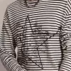 Herr-T-shirt med vita och blå ränder och brodyr på framsidan