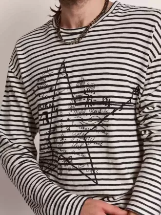 Herr-T-shirt med vita och blå ränder och brodyr på framsidan