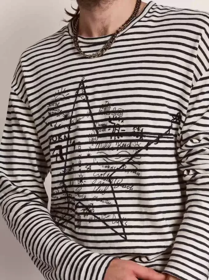 Herr-T-shirt med vita och blå ränder och brodyr på framsidan