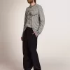 Herr-T-shirt med vita och blå ränder och brodyr på framsidan