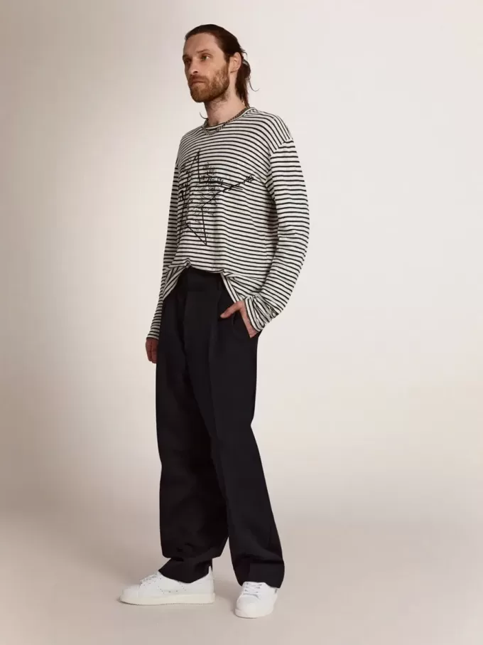 Herr-T-shirt med vita och blå ränder och brodyr på framsidan