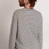 Herr-T-shirt med vita och blå ränder och brodyr på framsidan