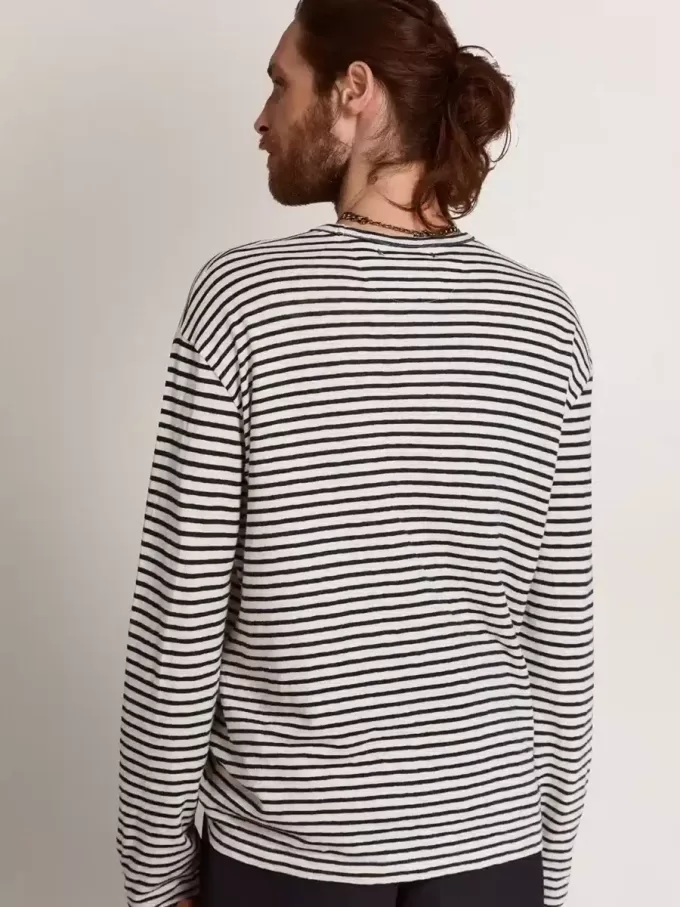 Herr-T-shirt med vita och blå ränder och brodyr på framsidan