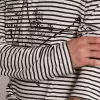 Herr-T-shirt med vita och blå ränder och brodyr på framsidan
