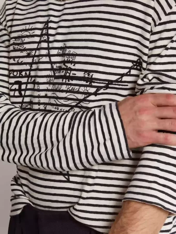 Herr-T-shirt med vita och blå ränder och brodyr på framsidan