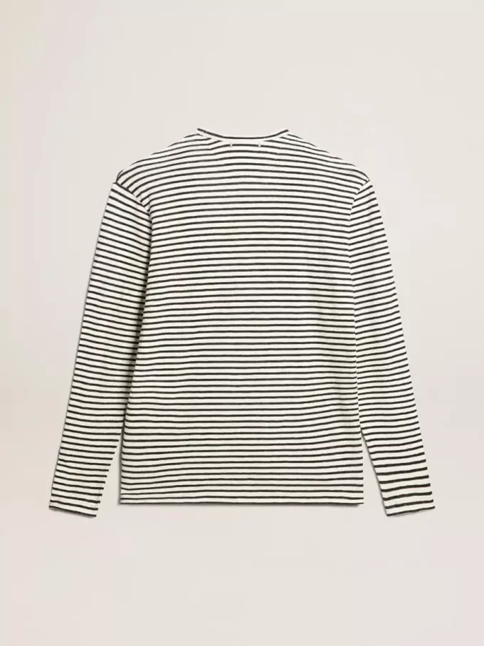 Herr-T-shirt med vita och blå ränder och brodyr på framsidan