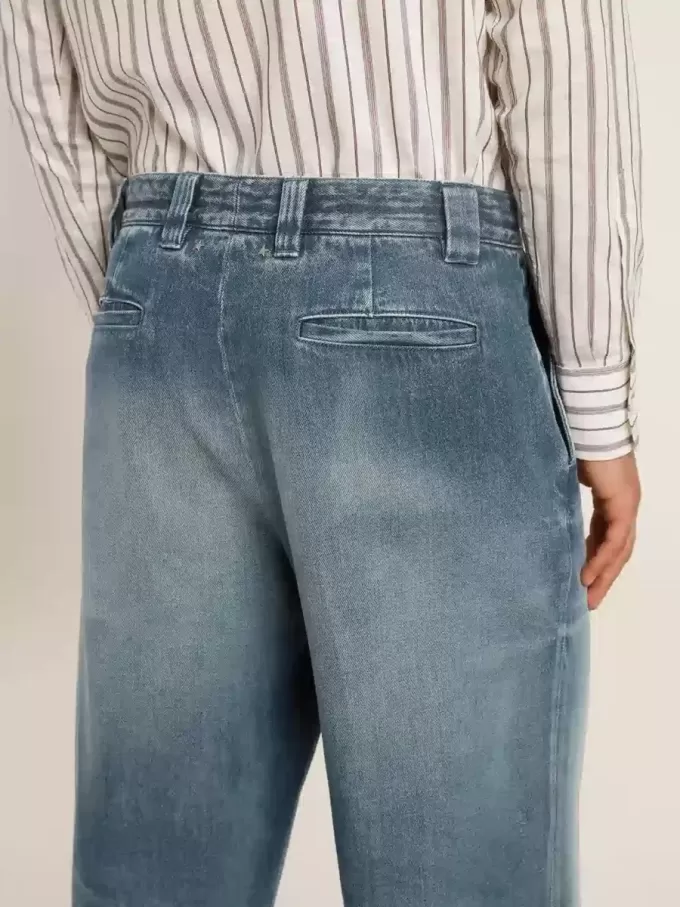 Herrchinos i denim med slitna detaljer