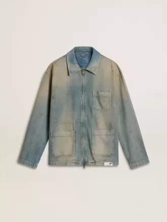 Herrjacka i denim med slitna detaljer och dragkedja