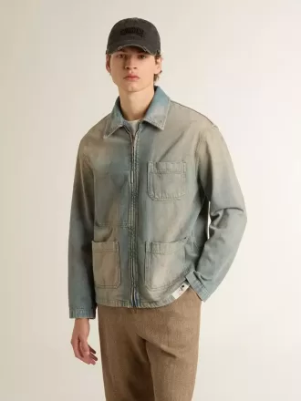 Herrjacka i denim med slitna detaljer och dragkedja