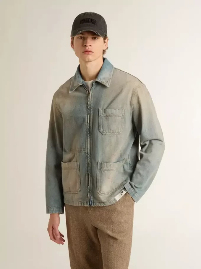 Herrjacka i denim med slitna detaljer och dragkedja Herrjacka i denim med slitna detaljer och dragkedja