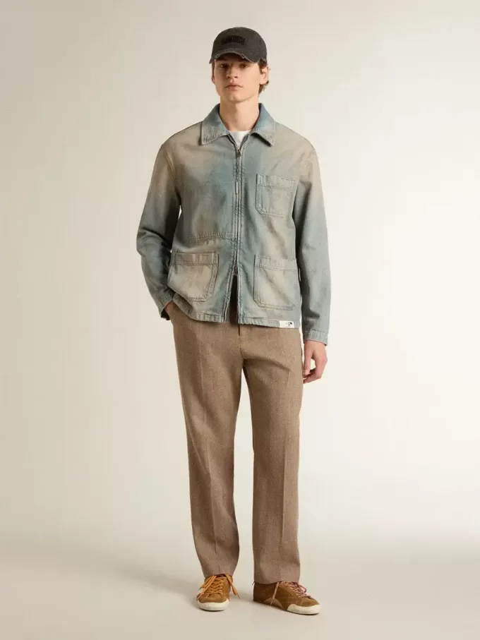 Herrjacka i denim med slitna detaljer och dragkedja Herrjacka i denim med slitna detaljer och dragkedja