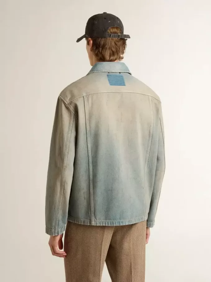 Herrjacka i denim med slitna detaljer och dragkedja Herrjacka i denim med slitna detaljer och dragkedja