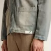 Herrjacka i denim med slitna detaljer och dragkedja Herrjacka i denim med slitna detaljer och dragkedja