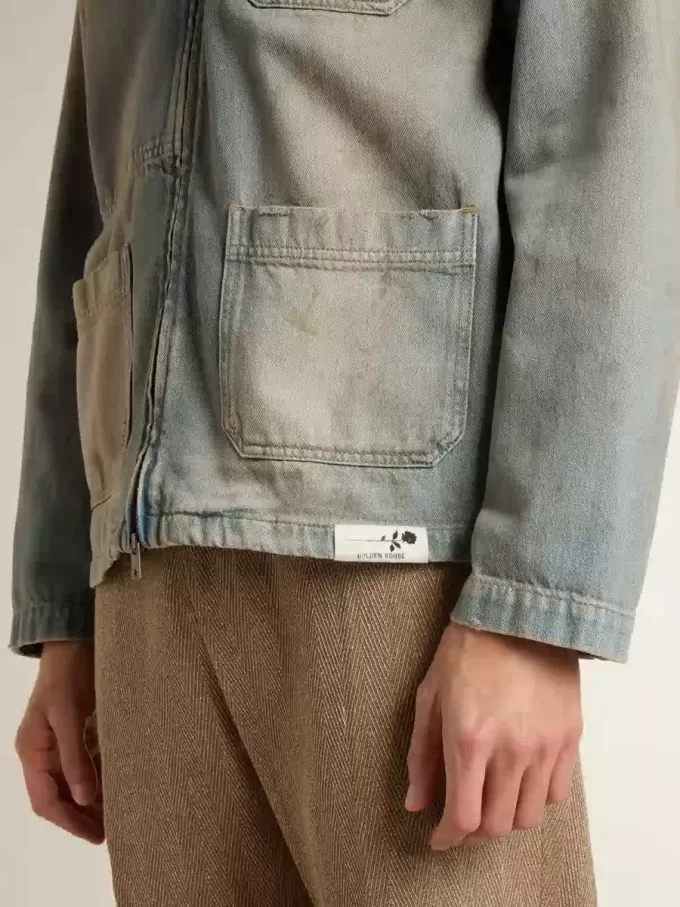 Herrjacka i denim med slitna detaljer och dragkedja Herrjacka i denim med slitna detaljer och dragkedja