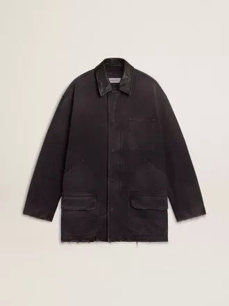 Herrjacka i denim med slitna detaljer och läderkrage