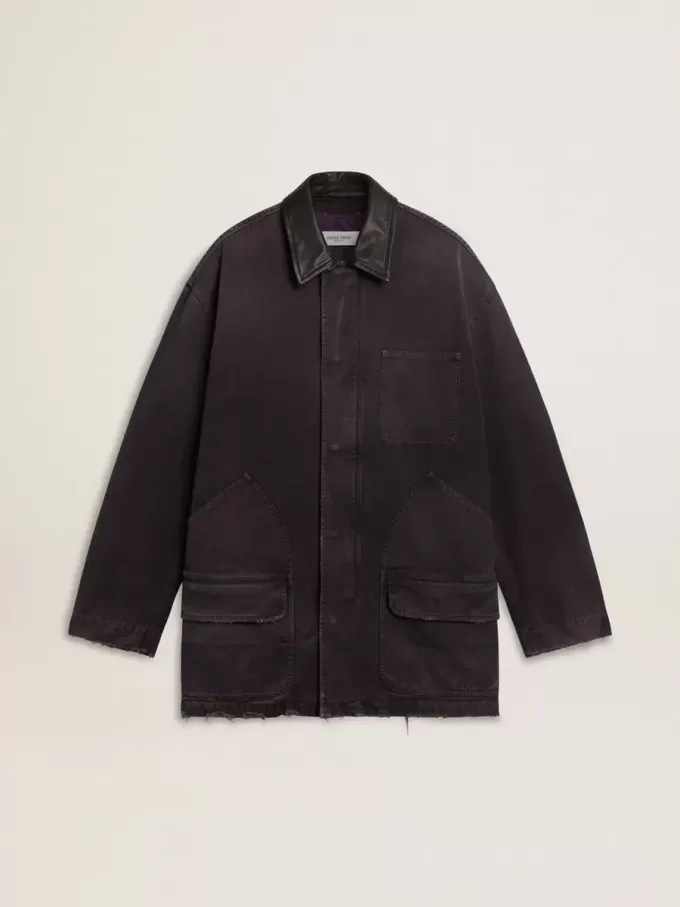 Herrjacka i denim med slitna detaljer och läderkrage Herrjacka i denim med slitna detaljer och läderkrage