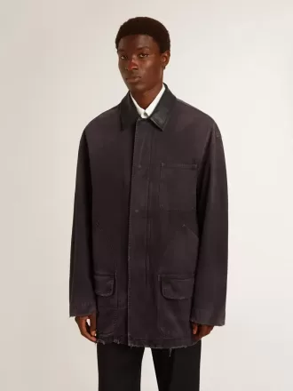 Herrjacka i denim med slitna detaljer och läderkrage