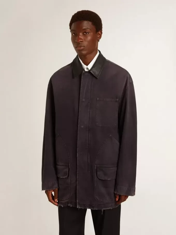 Herrjacka i denim med slitna detaljer och läderkrage Herrjacka i denim med slitna detaljer och läderkrage