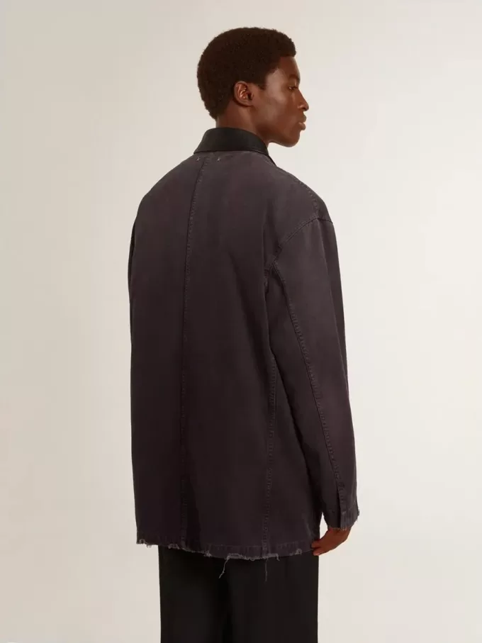 Herrjacka i denim med slitna detaljer och läderkrage Herrjacka i denim med slitna detaljer och läderkrage
