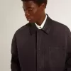 Herrjacka i denim med slitna detaljer och läderkrage Herrjacka i denim med slitna detaljer och läderkrage