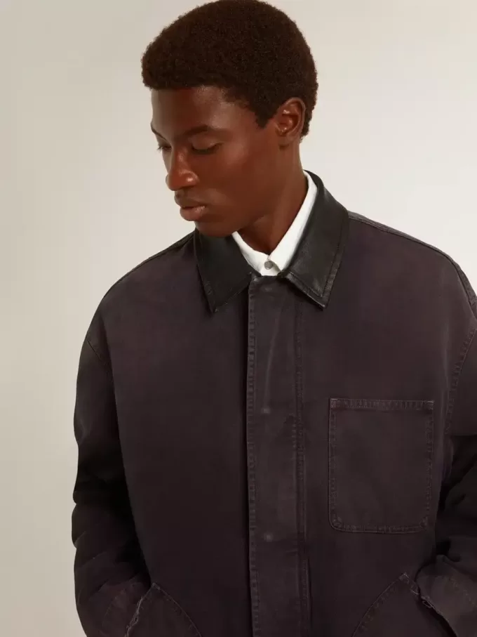 Herrjacka i denim med slitna detaljer och läderkrage Herrjacka i denim med slitna detaljer och läderkrage