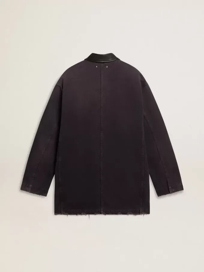 Herrjacka i denim med slitna detaljer och läderkrage Herrjacka i denim med slitna detaljer och läderkrage