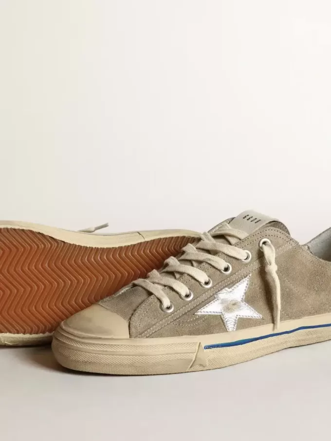 Herrmodell V-Star i duvgrå mocka med silvermetallisk läderstjärna Herrmodell V-Star i duvgrå mocka med silvermetallisk läderstjärna